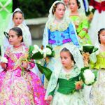 Las falleras que desfilaron a primera hora de la tarde pudieron hacerlo sin la lluvia, aunque todas entregaron su ramo a la Mare de Déu