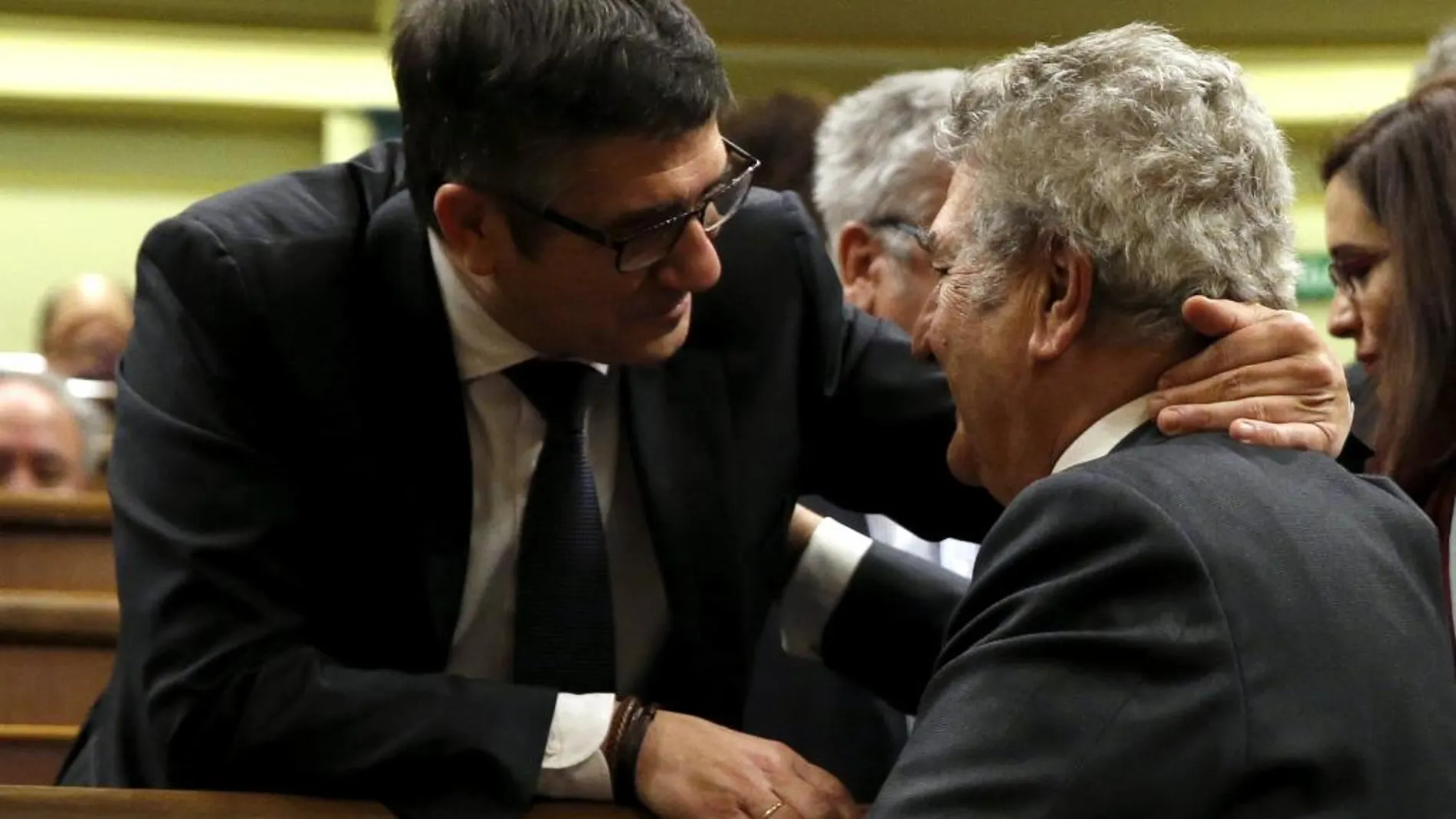 El presidente del Congreso en funciones, Jesús Posada (d), saluda al diputado del PSOE Patxi López, propuesto a la presidencia de la Cámara Baja