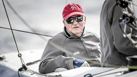 Don Juan Carlos, ayer a bordo del Bribón en aguas de Bayona, donde participa en la prueba Rey Juan Carlos I, del circuito 2017 de la clase 6mR