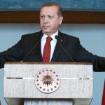 El presidente turco, Recep Tayyip Erdogan, se dirige a un grupo de embajadores, ayer, en la capital del país, Ankara, tras el atentado terrorista en el centro de Estambul
