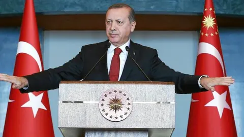 El presidente turco, Recep Tayyip Erdogan, se dirige a un grupo de embajadores, ayer, en la capital del país, Ankara, tras el atentado terrorista en el centro de Estambul