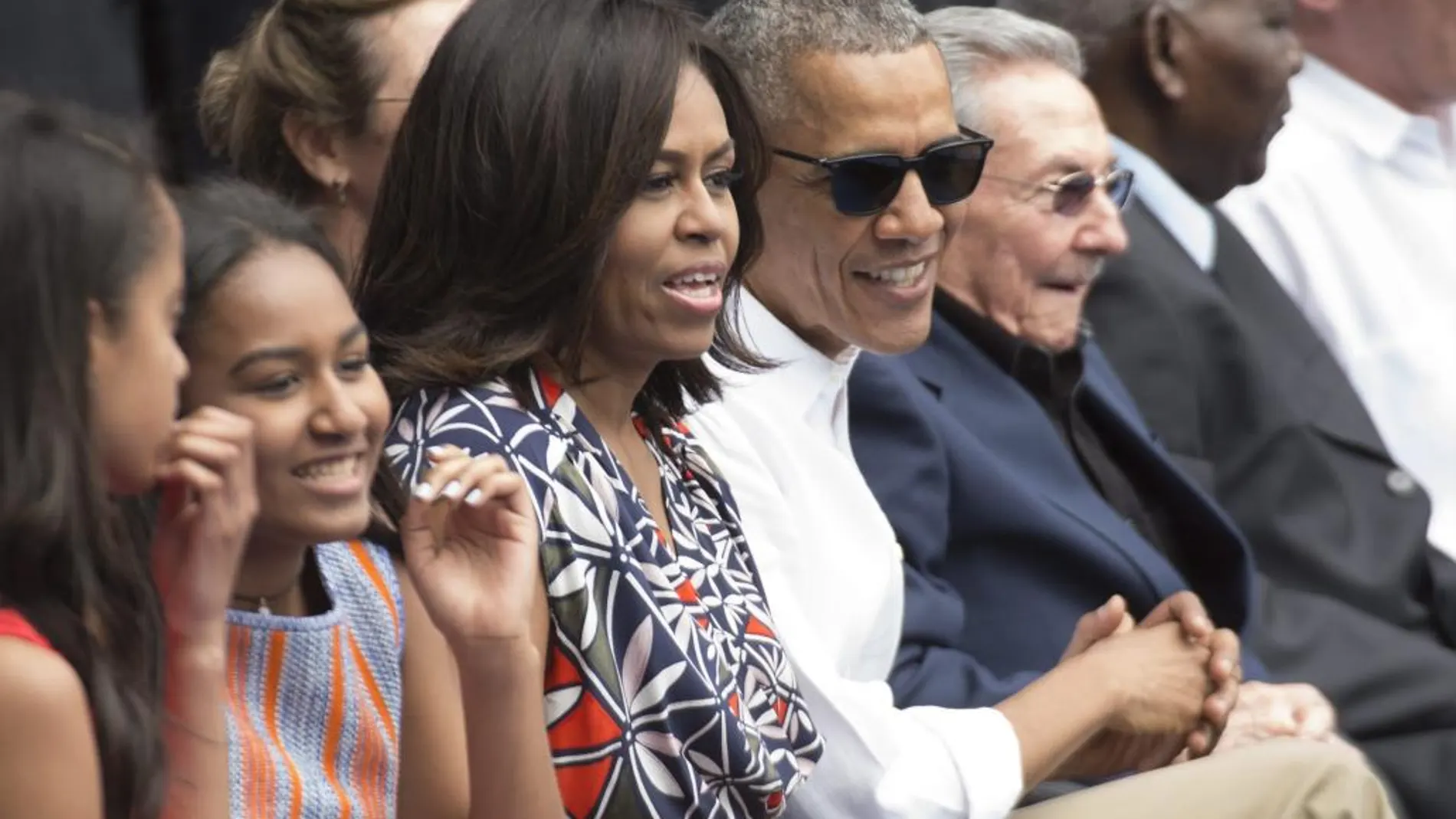 El presidente de Estados Unidos, Barack Obama (c), y su mujer Michelle Obama, y el presidente cubano, Raúl Castro (2d), observan el partido de béisbol disputado entre el equipo de Cuba y los Rayos de Tampa Bay