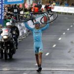 El corredor del Astana, el italiano Diego Rosa, celebra su victoria en la meta del alto de Arrate, tras la quinta etapa de la Vuelta Ciclista al País Vasco