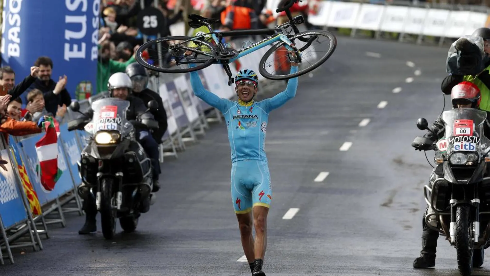 El corredor del Astana, el italiano Diego Rosa, celebra su victoria en la meta del alto de Arrate, tras la quinta etapa de la Vuelta Ciclista al País Vasco