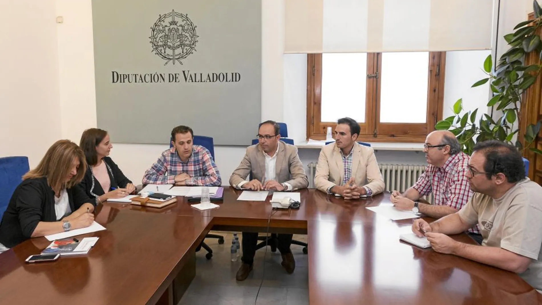 El vicepresidente Víctor Alonso con los portavoces de todos los grupos en la Diputación