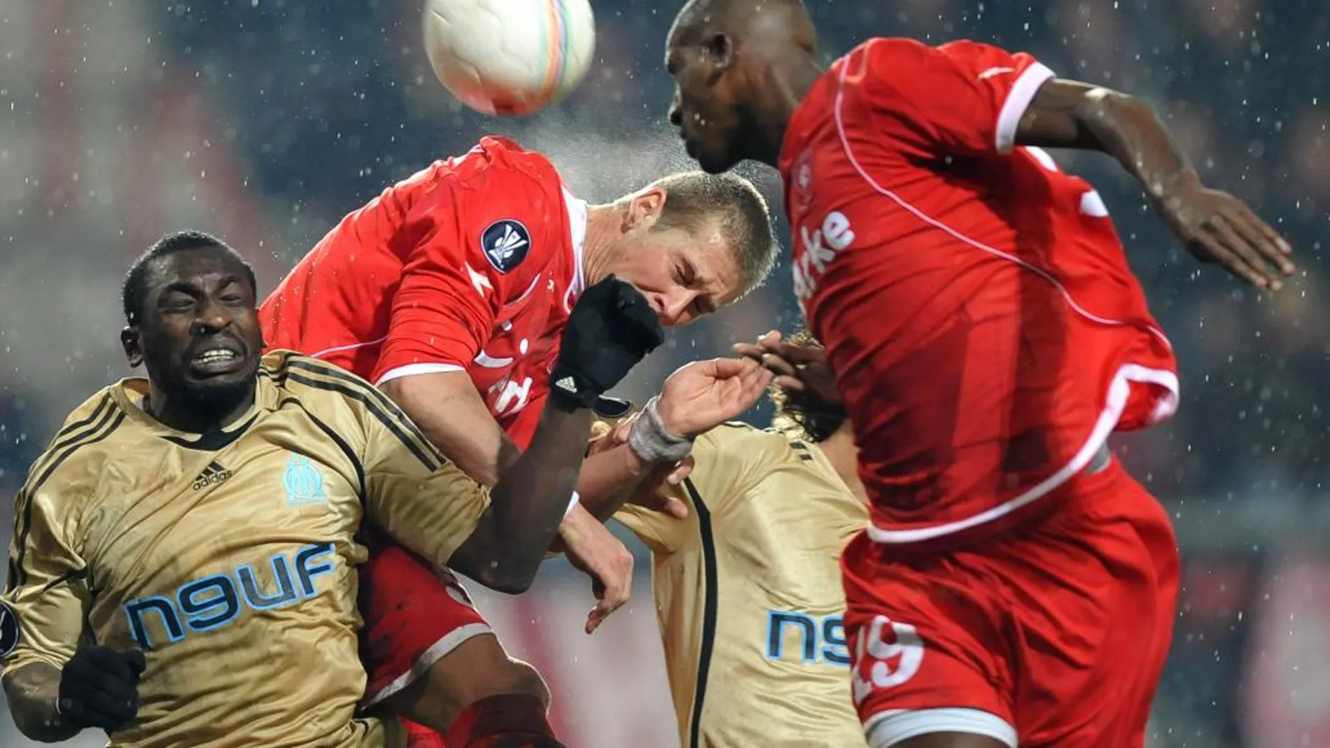 Imagen de archivo de jugadores del Twente durante un partido de UEFA contra el Olympic de Marsella