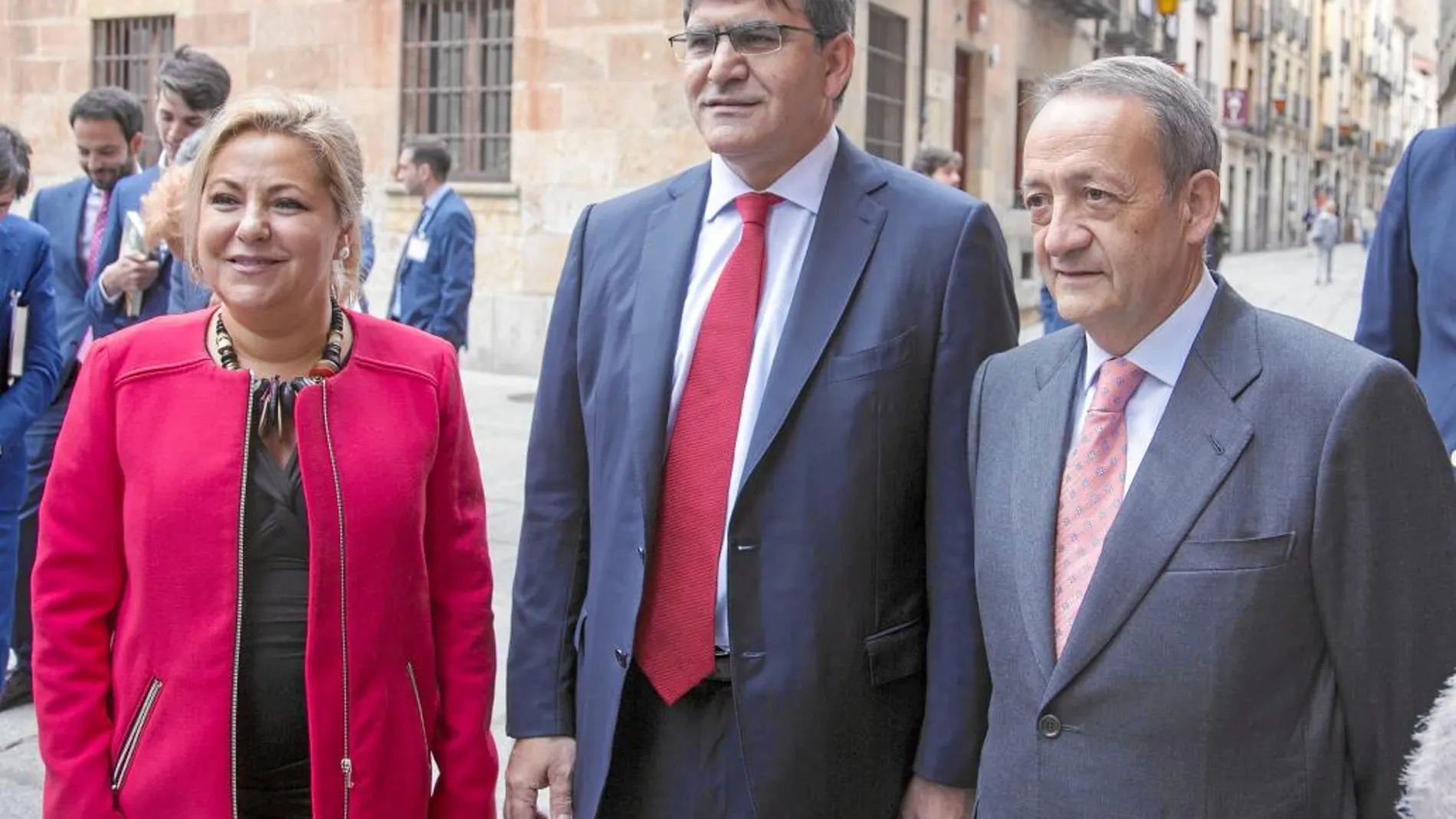 Rosa Valdeón llega al III Congreso de Empresa Familiar en Salamanca junto a José Miguel Isidro y José Antonio
