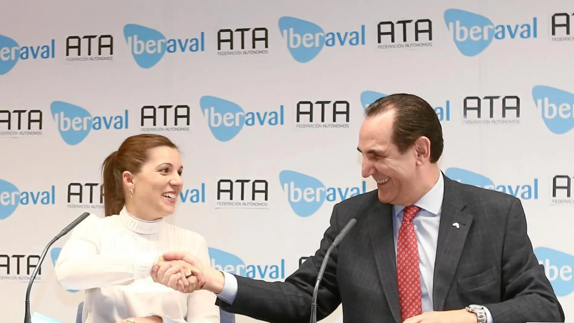 El presidente de Iberaval, José Rolando Álvarez, junto a la presidenta de ATA Castilla y León, Soraya Mayo