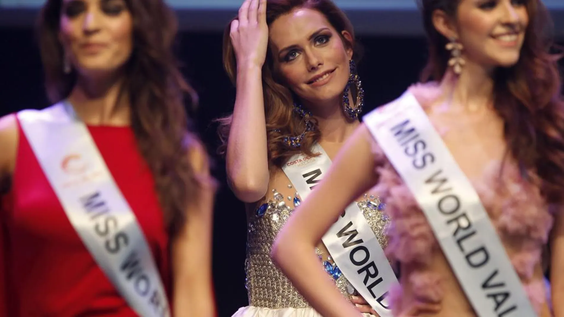 Ángela Ponce (c), actual Miss Cádiz, y primera miss transexual en España, posa entre sus compañeras durante la celebración del certamen