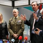 Amalio de Marichalar junto al general Manuel Romero y María José Jiménez, en la presentación del tributo