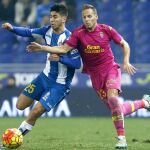El centrocampista del Espanyol Marcos Asensio, pelea un balón con el centrocampista de la UD Las Palmas Javi Castellano