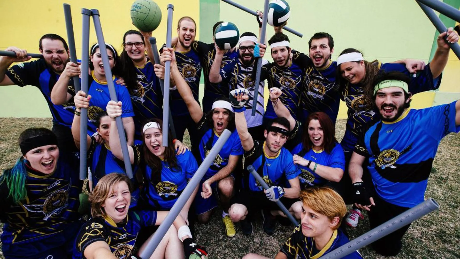 Los integrantes del equipo de «quidditch», deporte inspirado en Harry Potter, «Malaka Vikings».