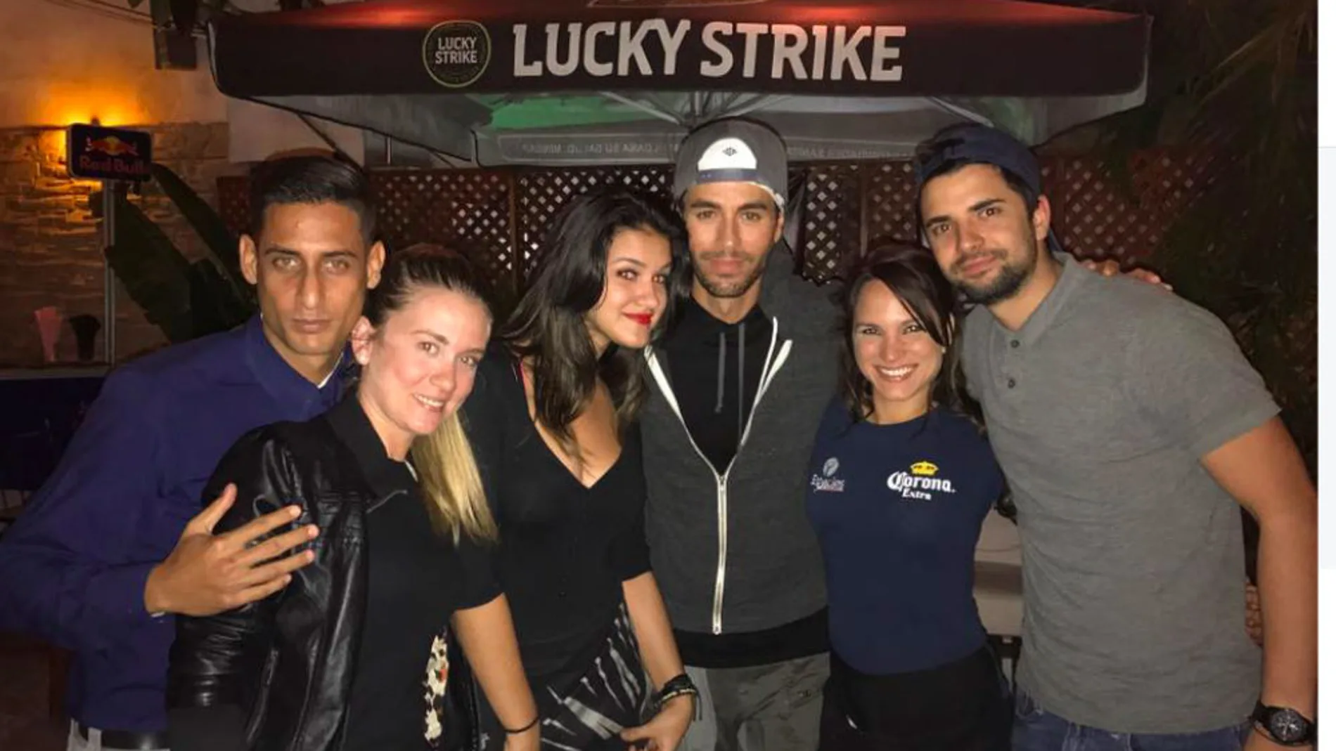 Enrique Iglesias, todo amabilidad con sus fans en La Habana