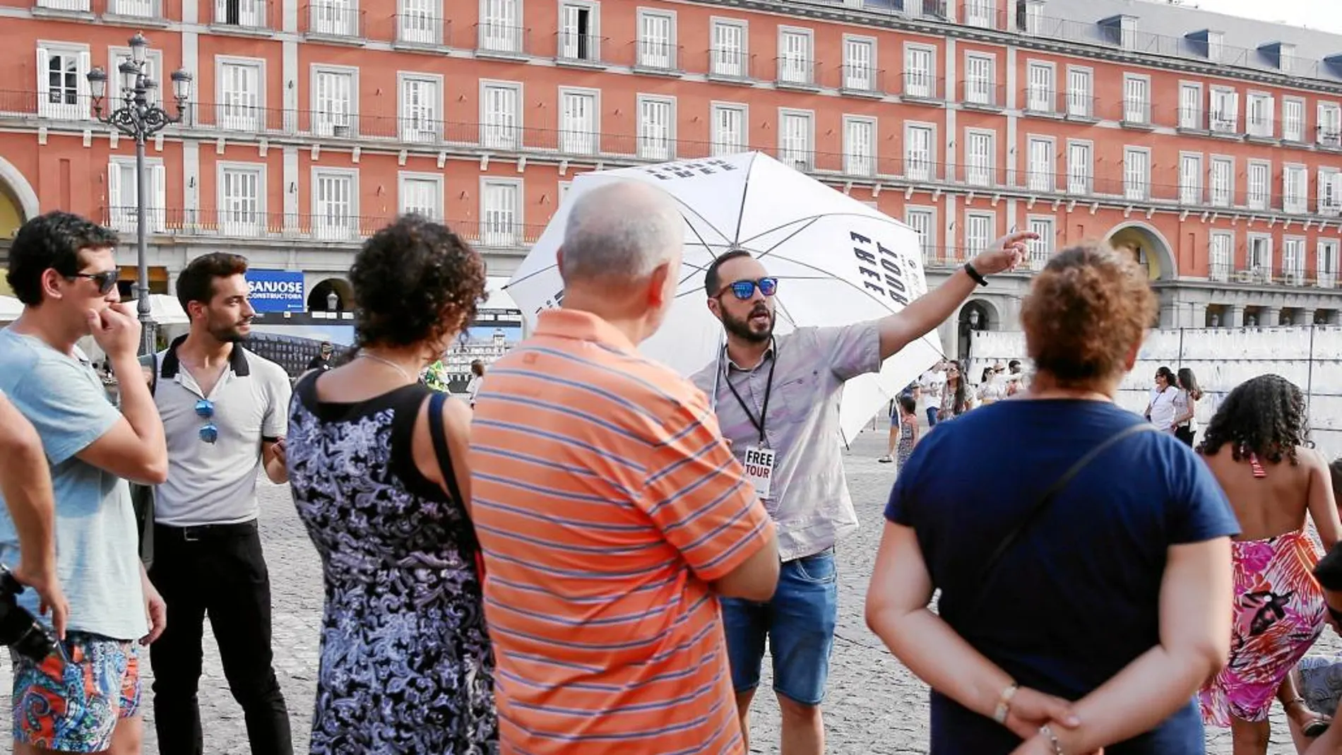 Un guía «free tour» explica a un grupo de turistas las particularidades de la famosa Plaza Mayor de la capital