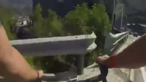 La «brutal» caída de Purito Rodríguez tras chocar contra un guardarraíl