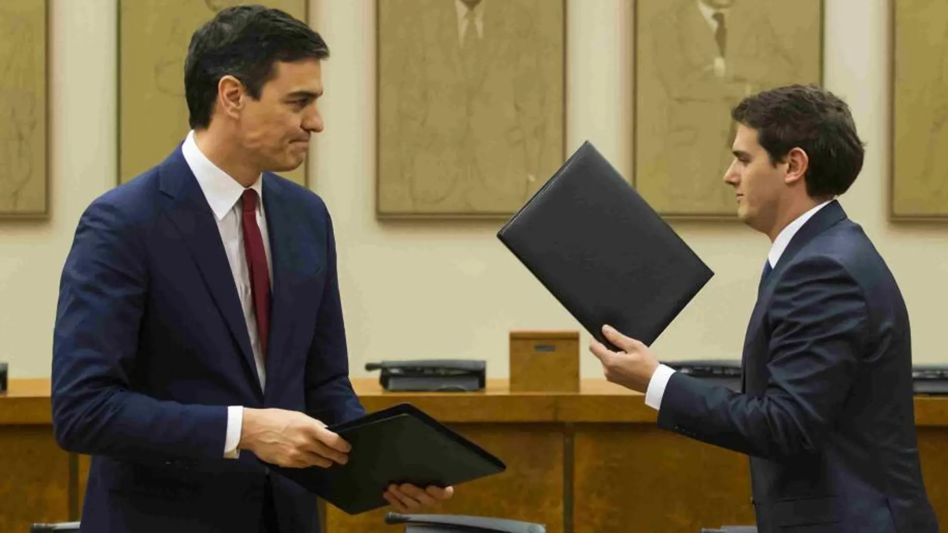 Pedro Sanchez y Albert Rivera en la firma del acuerdo que suscribieron el pasado 24 de febrero.