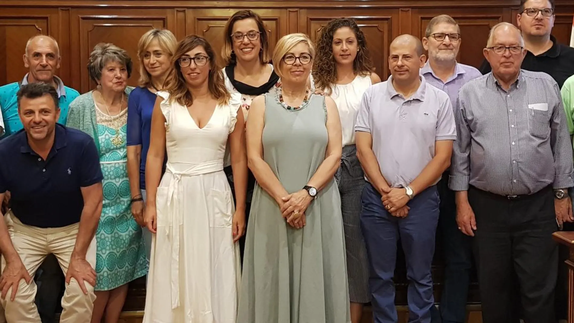 La presidenta de la Diputación de Palencia, Ángeles Armisén, suscribe el convenio con los representantes de las entidades sociales