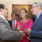 La consejera Milagros Marcos conversa con el socialista Juan Luis Cepa antes de comparecer en la Comisión, en presencia de Julián Ramos