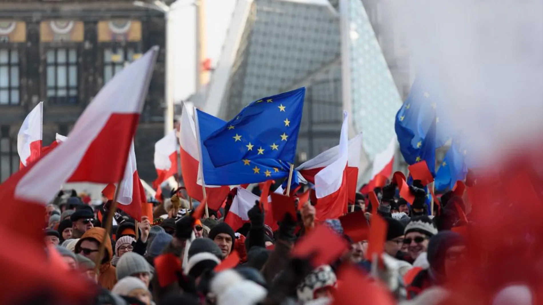 Manifestantes polacos protestan en Poznan contra el Gobierno ultraconservador