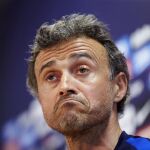 El entrenador del FC Barcelona, Luis Enrique Martínez, durante la rueda de prensa que ha ofrecido tras el entrenamiento en la ciudad deportiva Joan Gamper de Sant Joan Despí