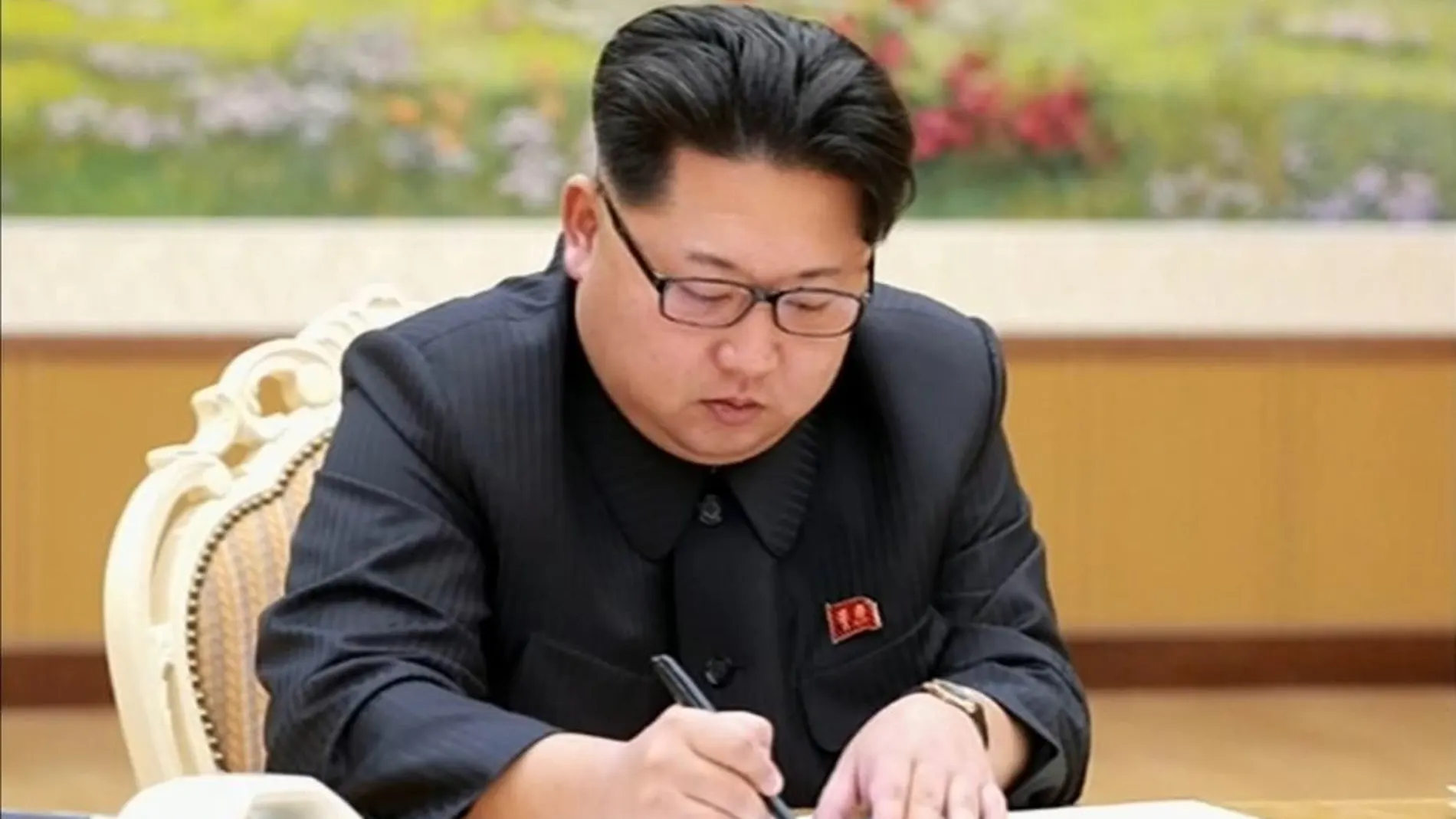 Fotografía sin fecha publicada por la agencia North Korean Central (KCNA) y proporcionada por la agencia Yonhap hoy, miércoles 06 de enero de 2016, muestra al líder norcoreano Kim Jong-un durante la firma de la orden para la prueba de la bomba de hidrógeno.