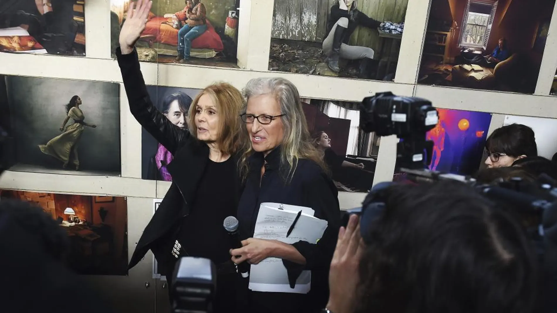 La fotógrafa Annie Leibovitz se dirige a los medios de comunicación