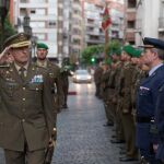 El general Manuel Gorjón Recio pasa revista a las tropas en el Día de las Fuerzas Armadas