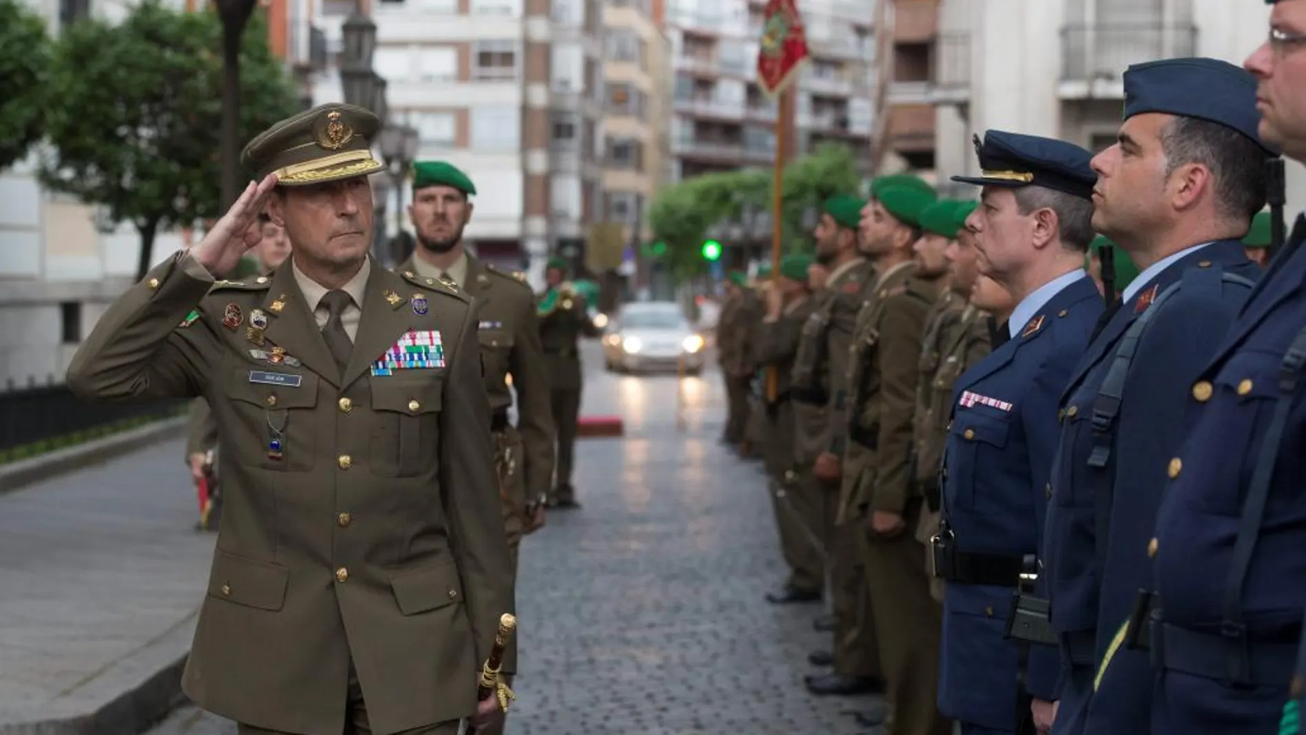 El general Manuel Gorjón Recio pasa revista a las tropas en el Día de las Fuerzas Armadas