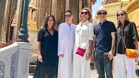 Fiona Ferrer y Nati Abascal, en el centro, en Bangkok