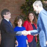 Felipe VI saluda a Puigdemont en presencia de Santamaría en el Centro de Alto Rendimiento de Sant Cugat del Vallès