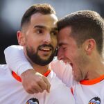 El defensa del Valencia C.F., Martín Montoya (i), celebra con su compañero José Luis Gayá el primer gol ante el Espanyol