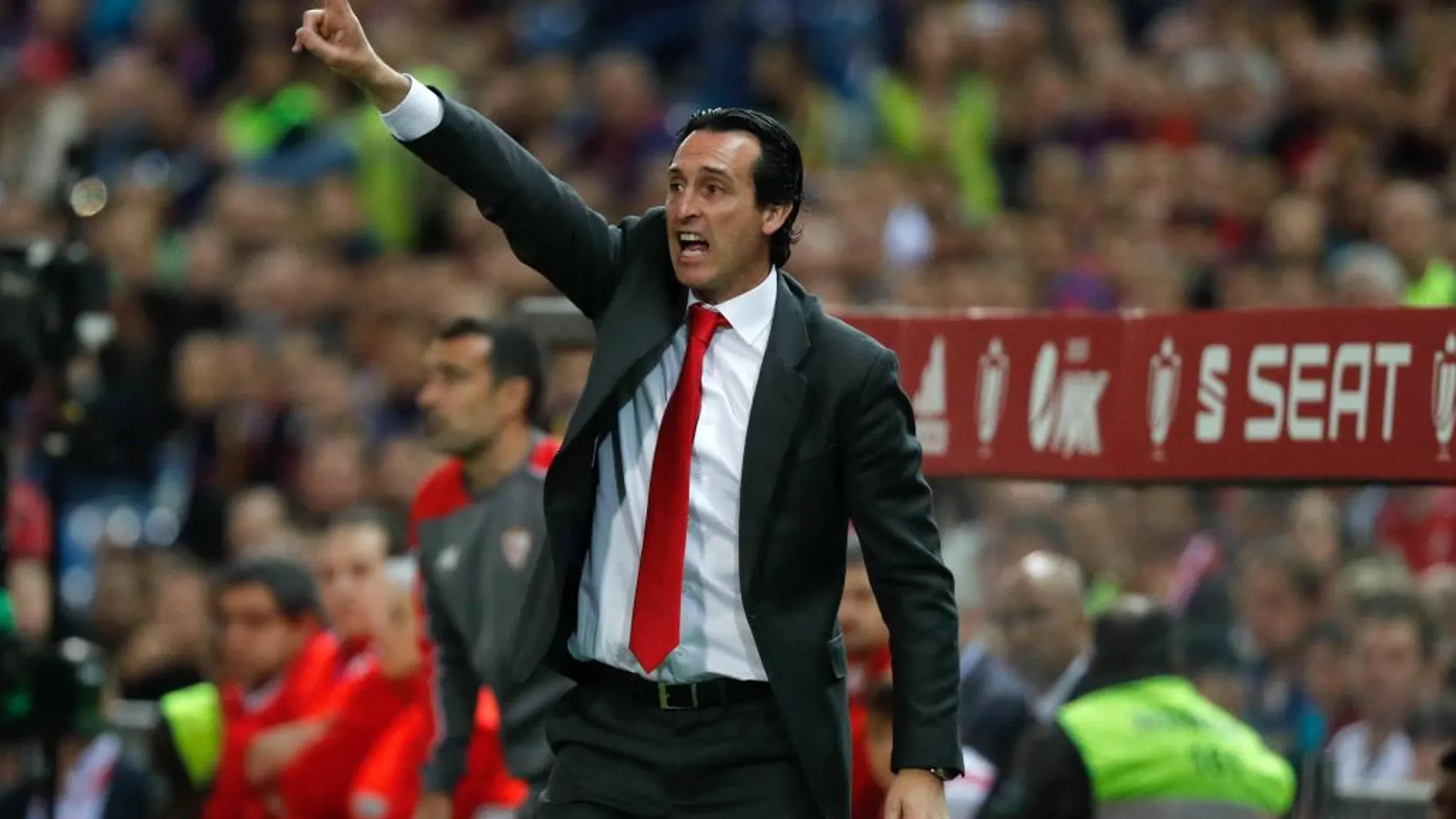 El entrenador del Sevilla FC Unai Emery da instrucciones a sus jugadores durante la final de la Copa del Rey