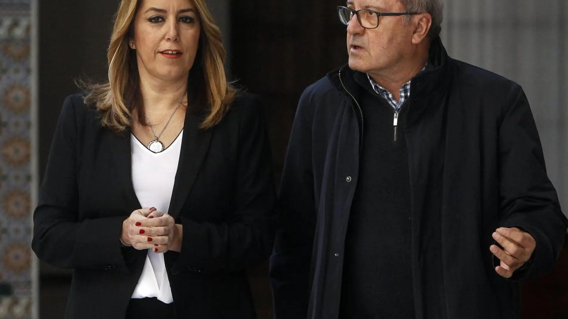 La presidenta de la Junta, junto al secretario de Organización del PSOE-A, Juan Cornejo, ayer en el Parlamento
