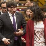 Carles Puigdemont junto a la lider de Ciutadadanos, Inés Arrimadas (d) durante la última jornada del pleno del Parlament.