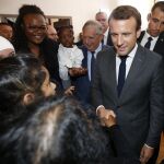 El presidente francés, Emmanuel Macron (3-i), visita a un centro de acogida y reinserción social para mujeres, el CHRS le Touril en Toulouse (Francia), hoy