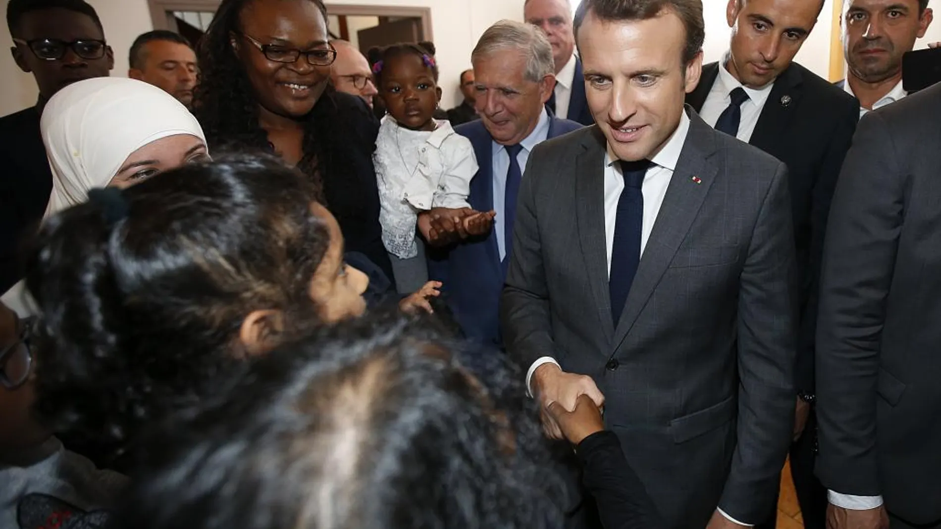 El presidente francés, Emmanuel Macron (3-i), visita a un centro de acogida y reinserción social para mujeres, el CHRS le Touril en Toulouse (Francia), hoy
