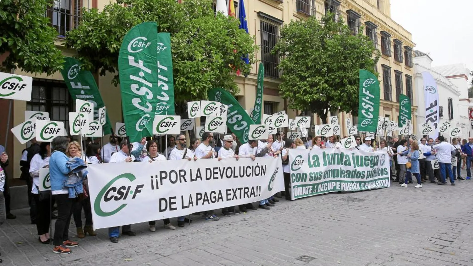 Manifestación convocada ayer por CSIF en la sede de la Delegación del Gobierno de la Junta en Sevilla