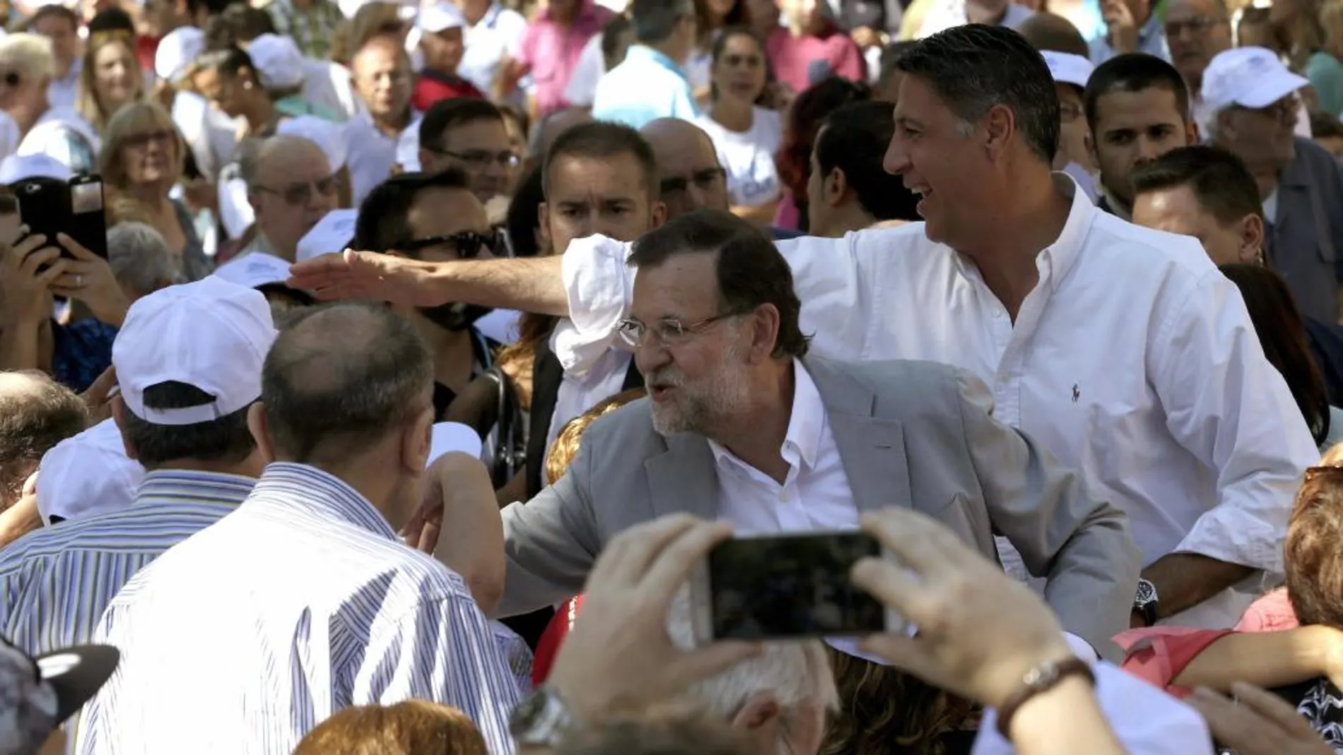 l presidente del Gobierno, Mariano Rajoy, y el candidato del PPC a la Generalitat de Cataluña, Xavier Garcia Albiol (d), saludan a simpatizantes durante el mitin del PPC
