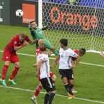 El guardamete de Polonia, Lukasz Fabianski, despeja un balón durante el partido