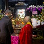 Barack Obama durante su visita a la Pagoda del Emperador de Jade en Ho Chi Minh, Vietnam