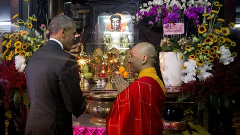 Barack Obama durante su visita a la Pagoda del Emperador de Jade en Ho Chi Minh, Vietnam