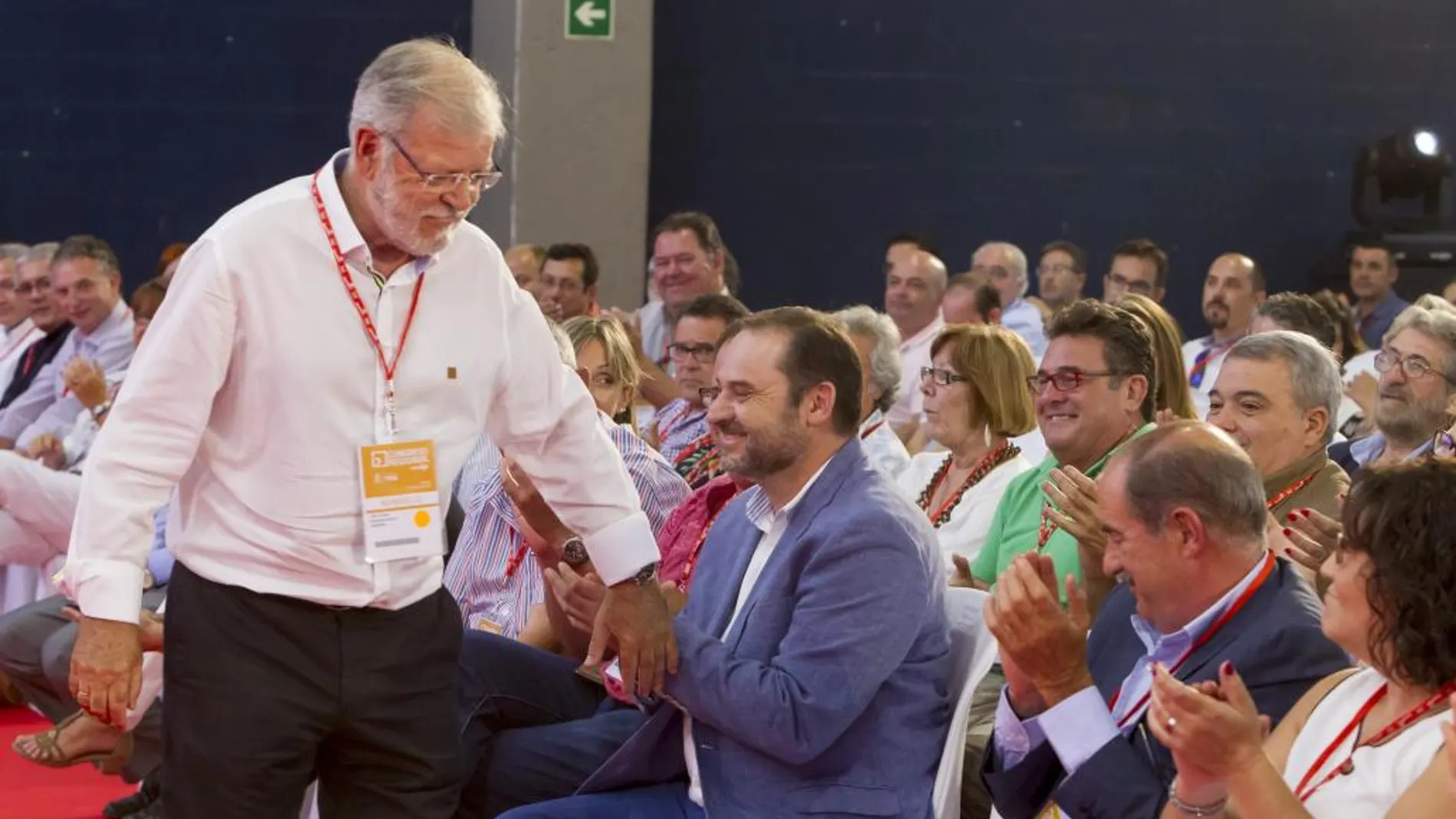 El secretario de Organización del PSOE, José Luis Ábalos, c., y el expresidente de la Junta Juan Carlos Rodríguez Ibarra, durante la inauguración del XII Congreso de los socialistas extremeños