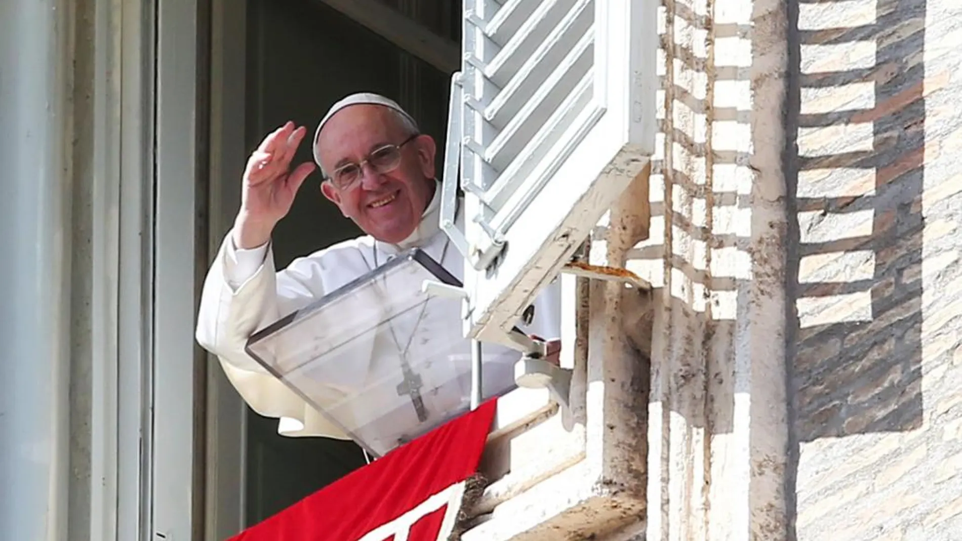 El Papa Francisco saluda desde la ventana de El Vaticano
