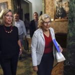 La delegada del Gobierno en la Comunidad de Madrid, Concepción Dancausa, y la alcaldesa de la capital, Manuela Carmena, se han reunido para abordar medidas de seguridad contra la amenaza terrorista