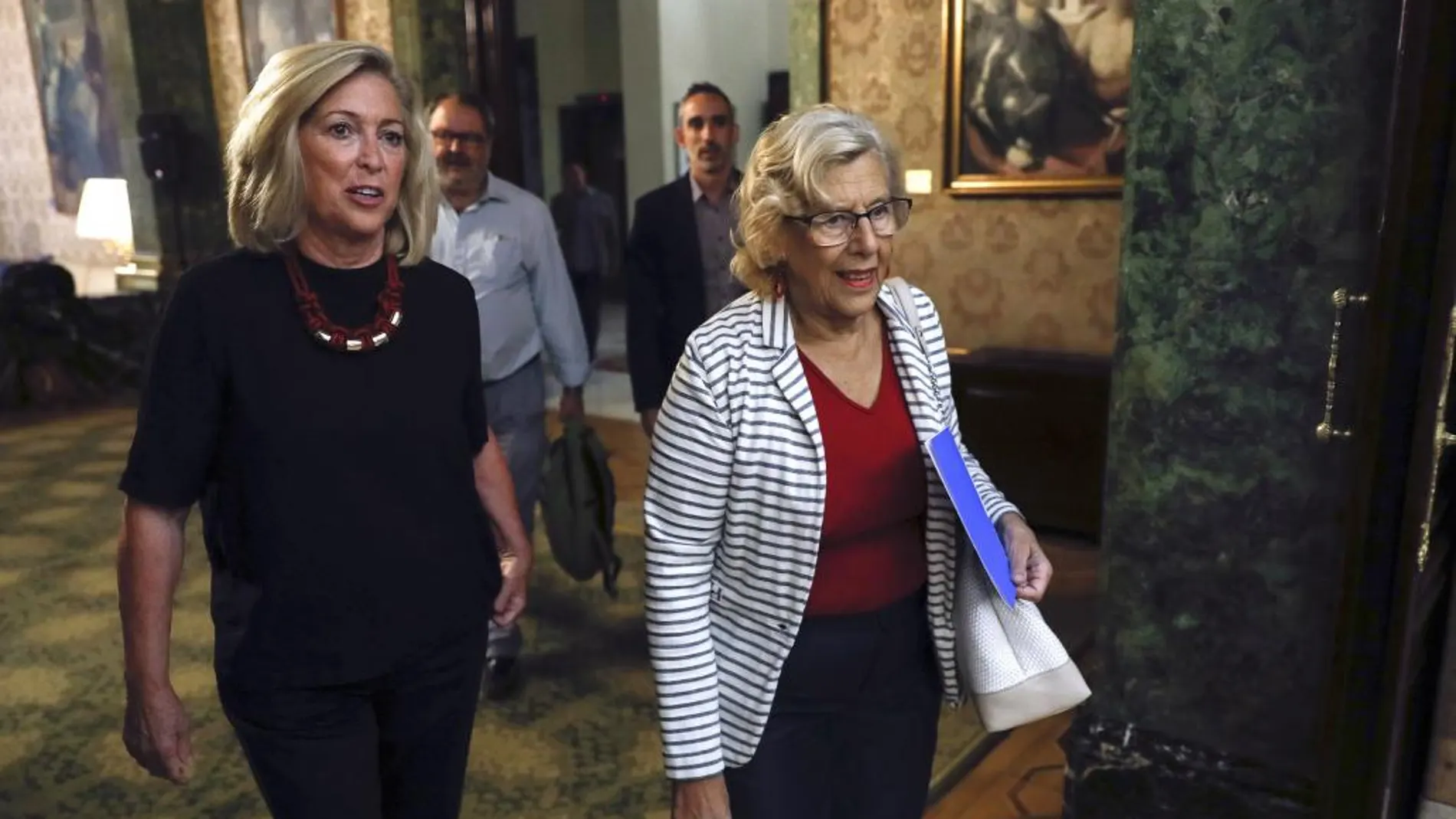 La delegada del Gobierno en la Comunidad de Madrid, Concepción Dancausa, y la alcaldesa de la capital, Manuela Carmena, se han reunido para abordar medidas de seguridad contra la amenaza terrorista