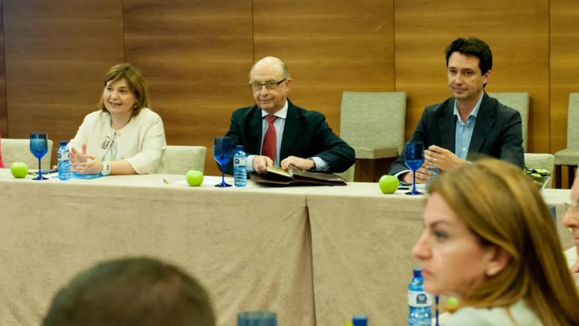 El ministro de Hacienda, Cristóbal Montoro, ayer durante su reunión con dirigentes del PP de la Comunitat y organizaciones empresariales valencianas