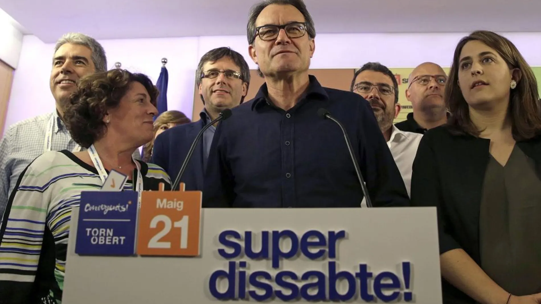 El presidente de CDC, Artur Mas (c), rodeado de la cúpula del partido, el pasado sábado