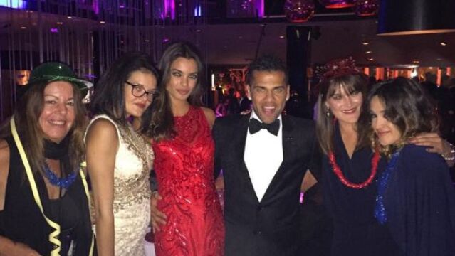 Dani Alves ha aprovechado la llegada del 2016 para comenzar nuevos proyectos. El primero, casarse con su novia, Joana Sanz.