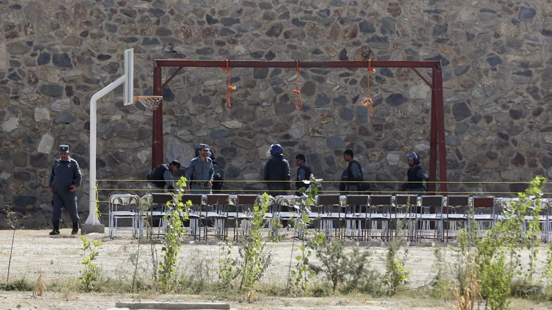 Imagen de archivo de la policía afgano junto a varias horcas en una prosión de Kabul