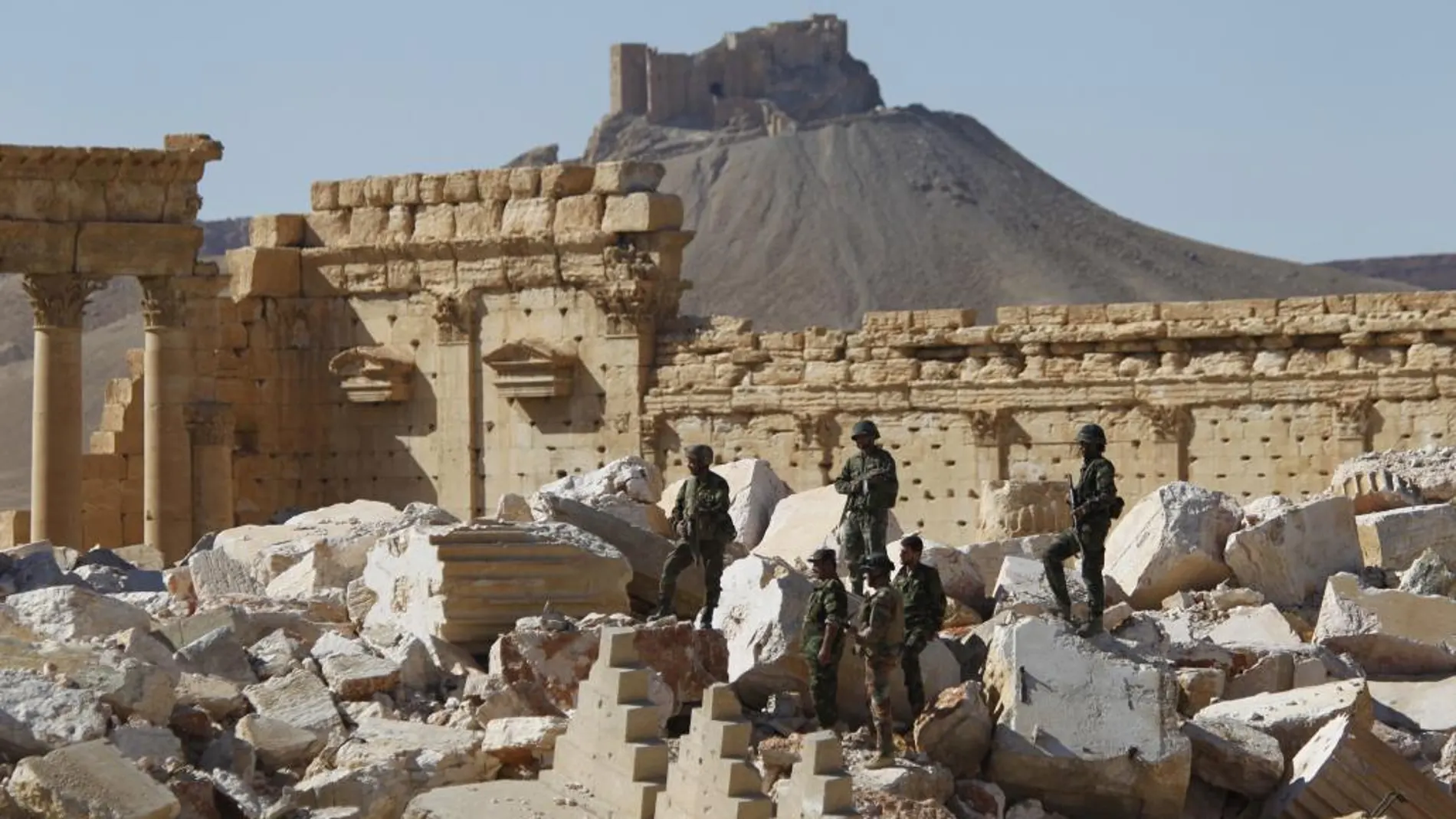 Soldados del Ejército sirio junto a las ruinas de Palmira en una imagen de 2016.